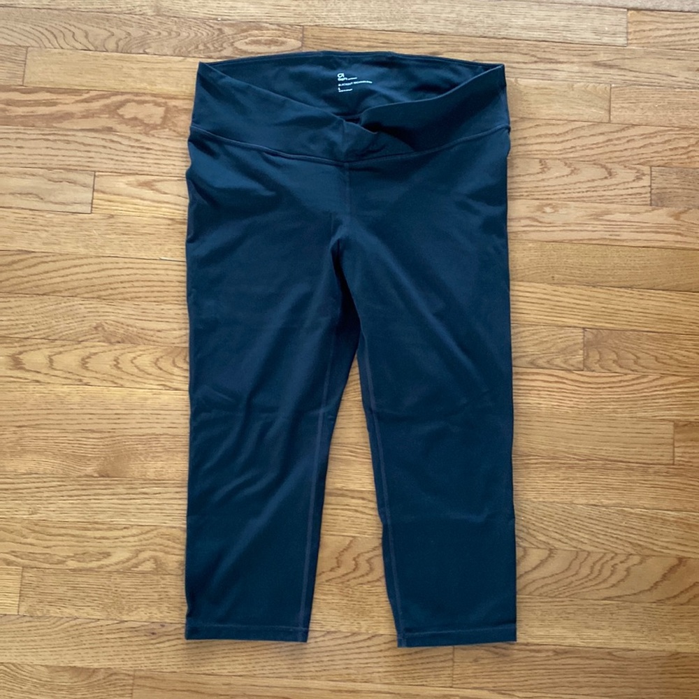 GapFit Maternity Blackout Under-belly Capris, size large